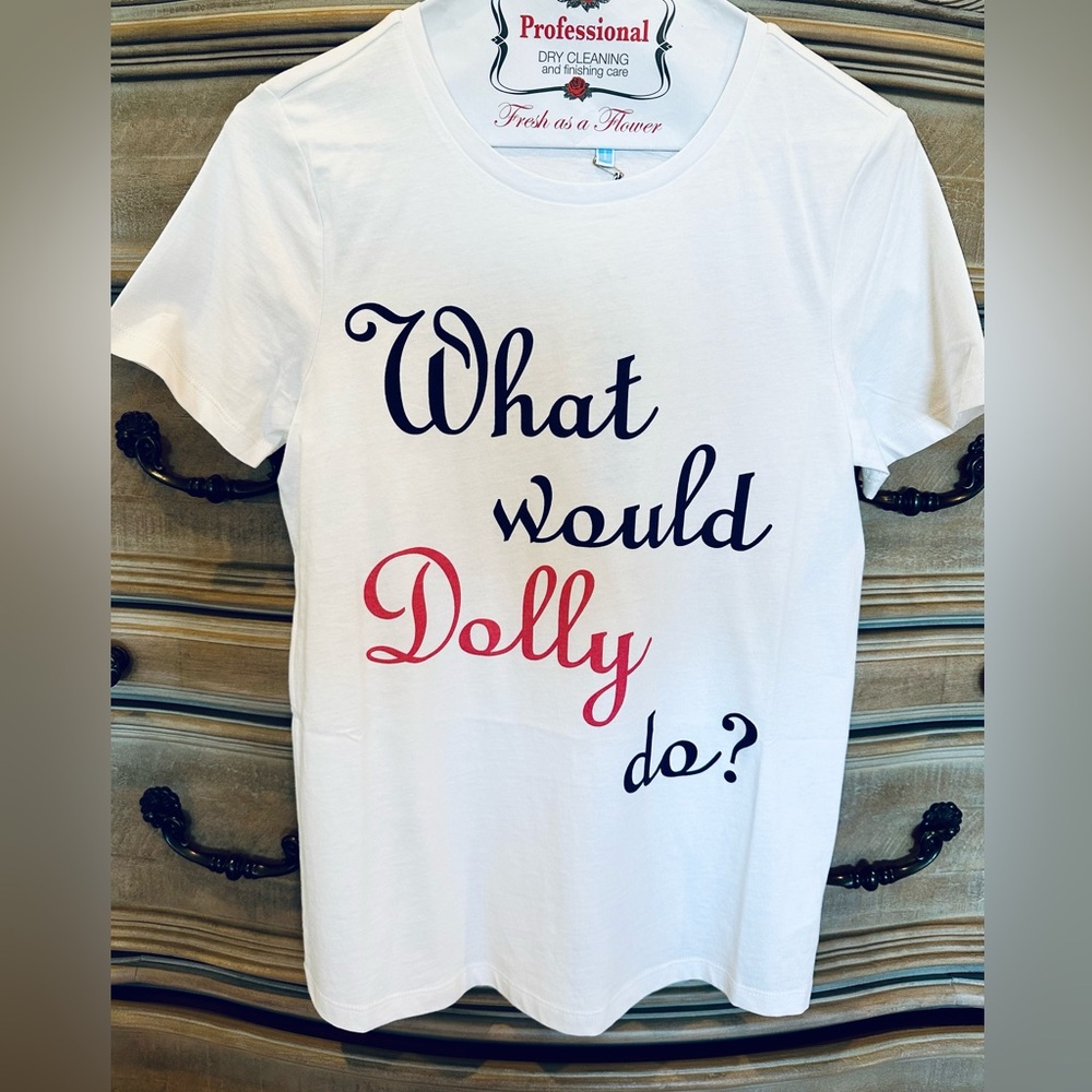 Draper James “What Would Dolly Do?” Tee. New with Tags. XS.